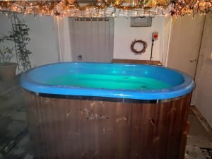 2 person wooden hot tub fiberglass (4)