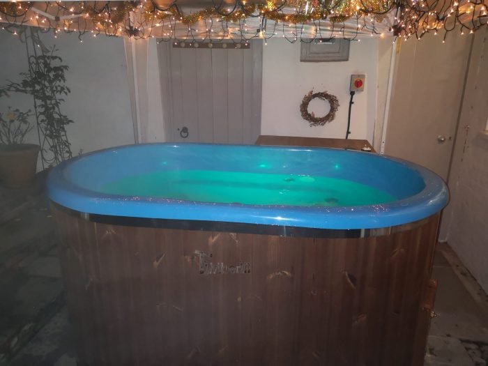 Oval hot tub for 2 persons with fiberglass liner, Stephen, Bridport