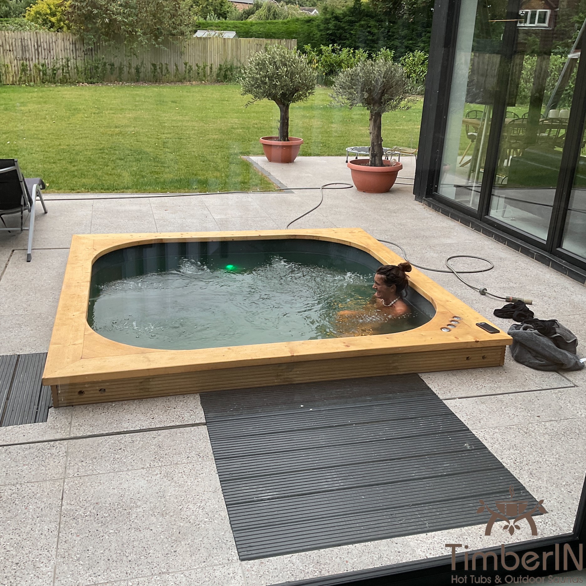 Square large hot tub 2